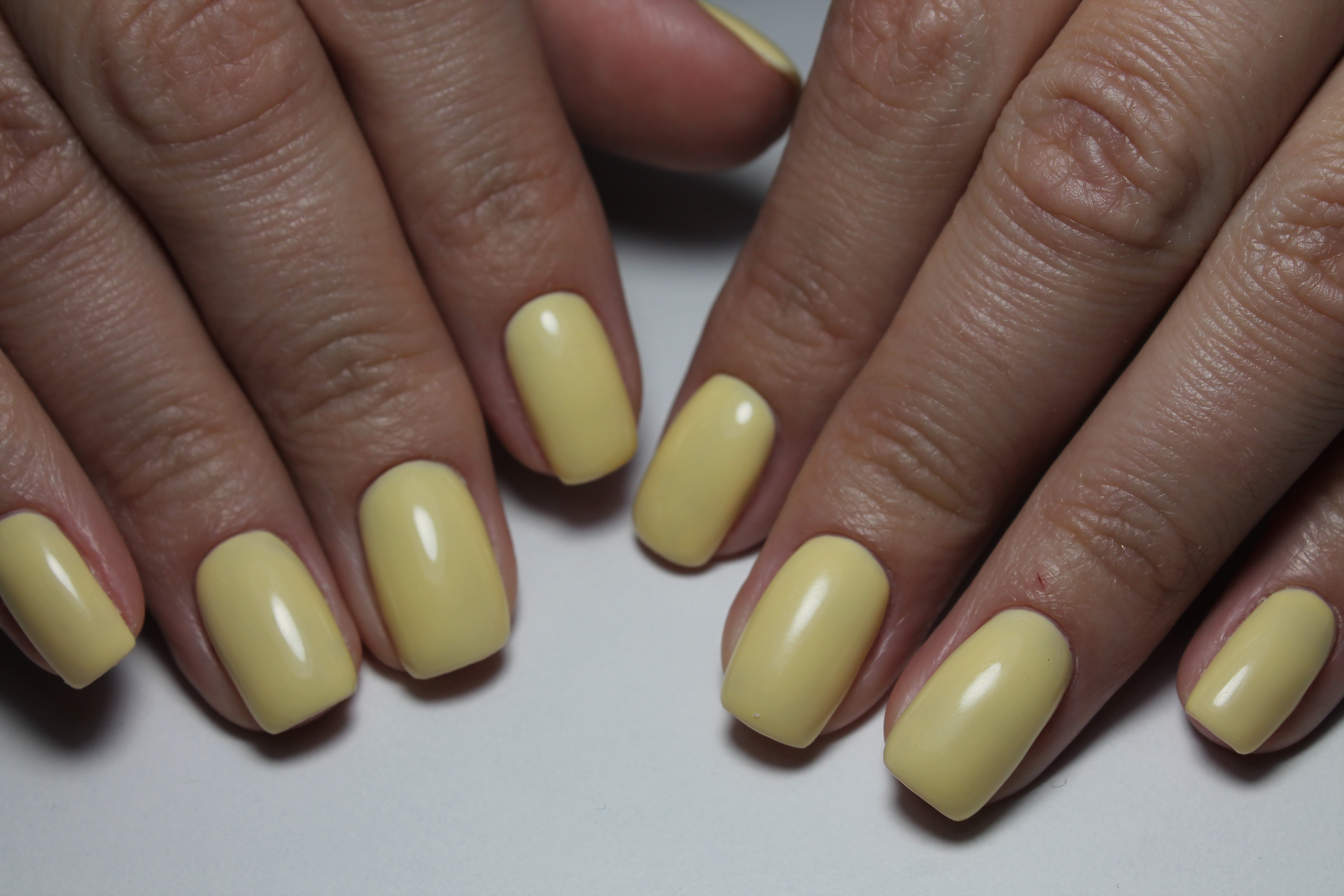 Жовтий манікюр на квадратні нігті світлий, фото -  Shiny Nails