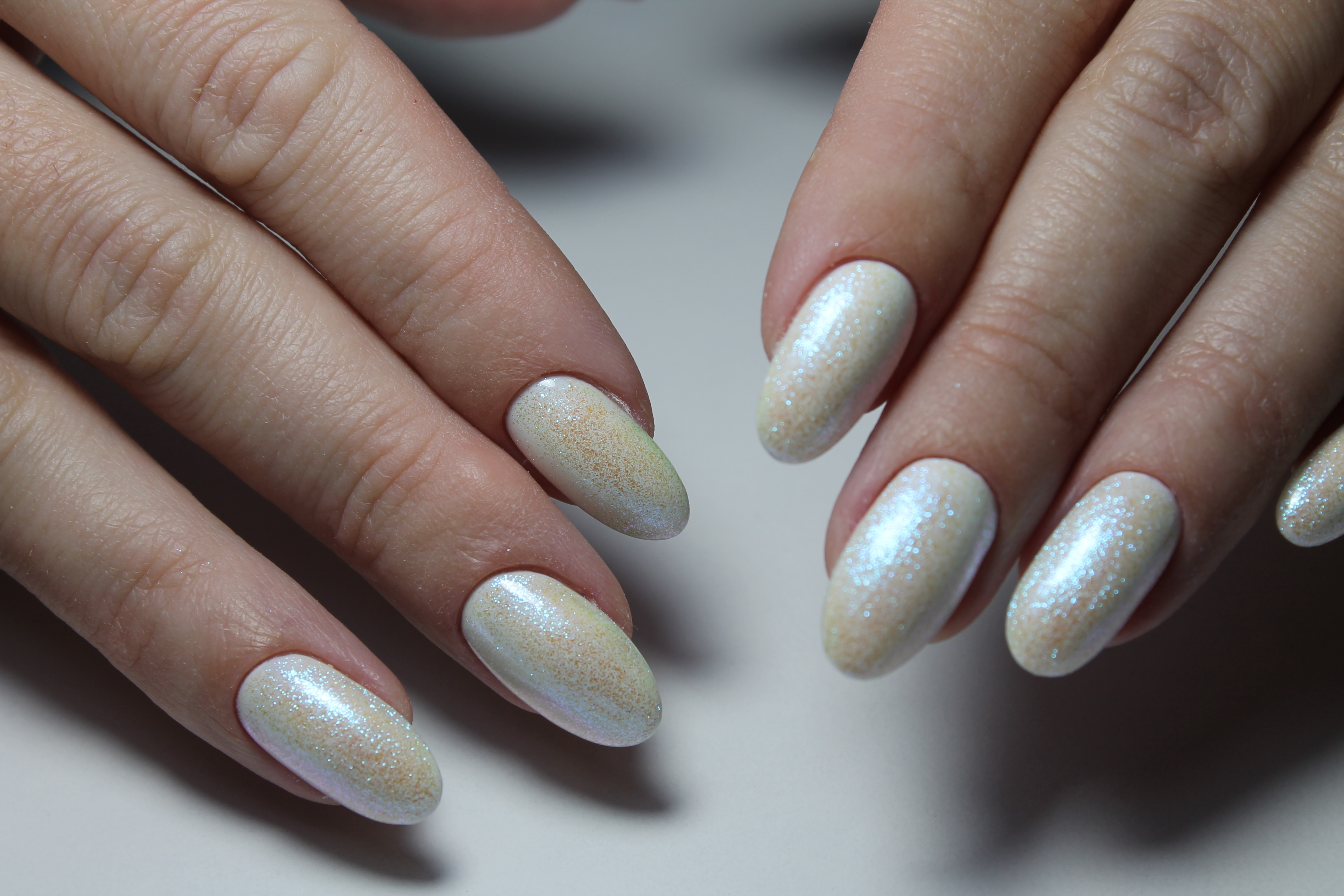 Манікюр на довгі нігті світлий перламутровий, фото -  Shiny Nails