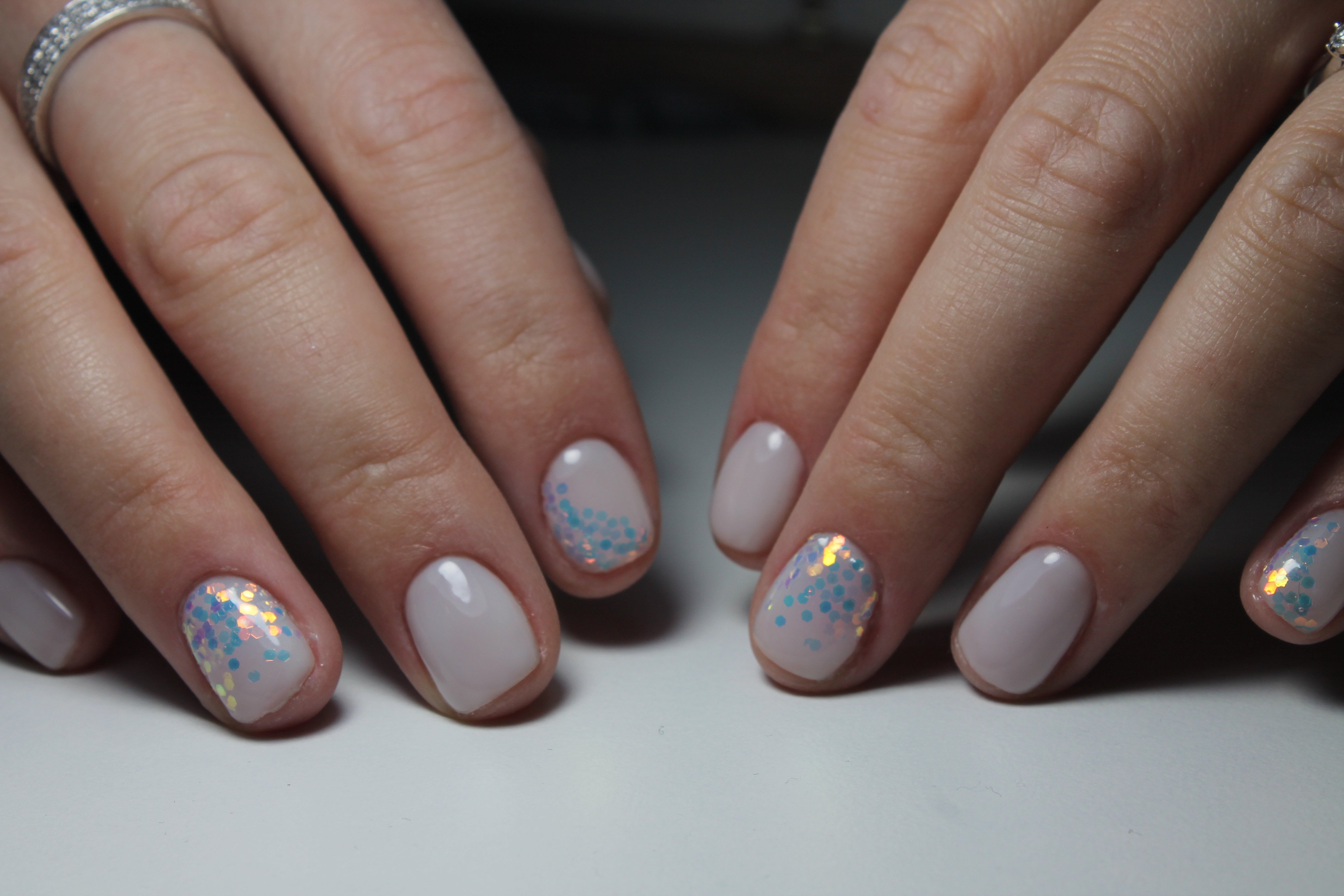 Манікюр на короткі нігті ніжний нюдовий, фото -  Shiny Nails
