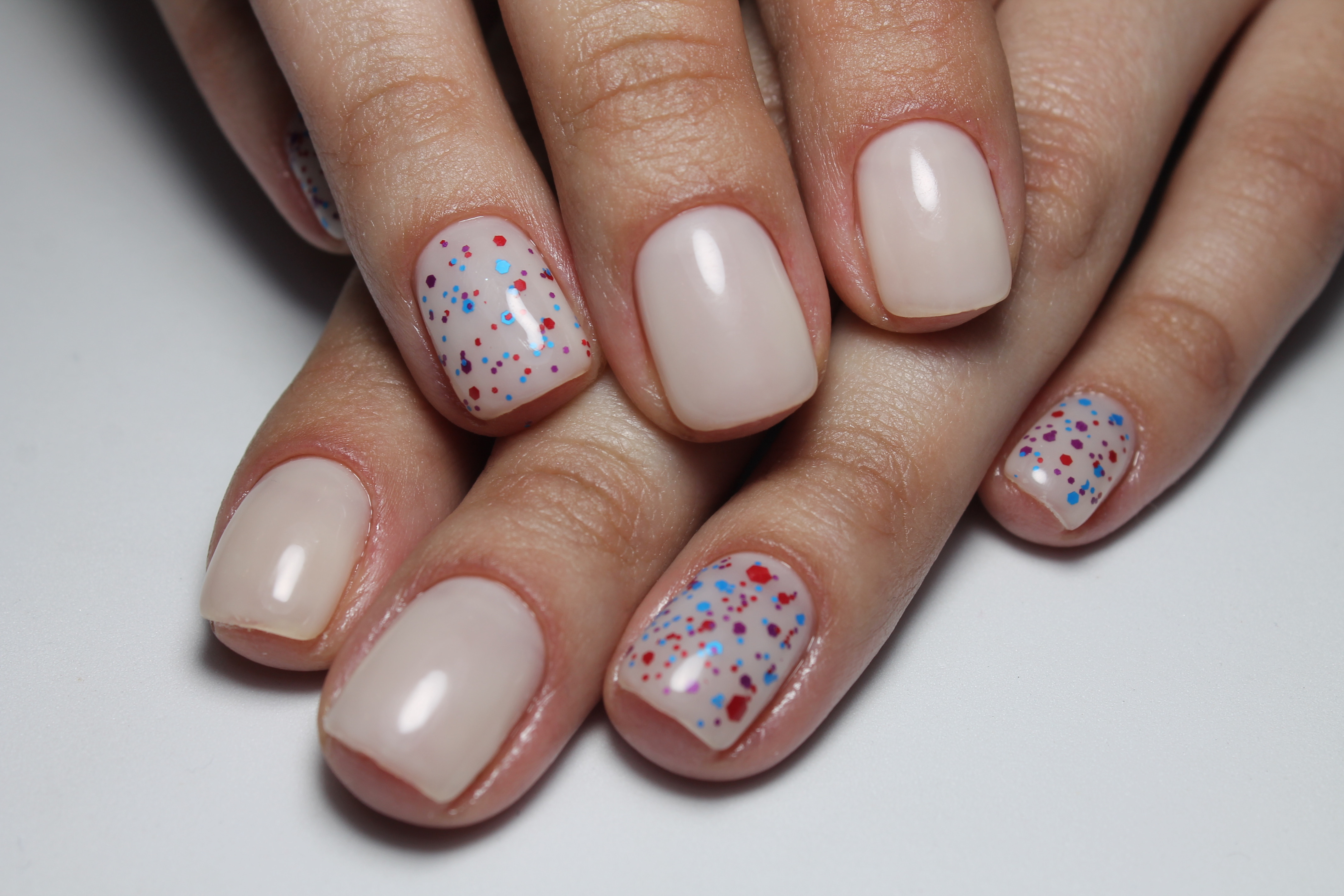 Нюдовий манікюр на квадратні нігті з крапками, фото -  Shiny Nails