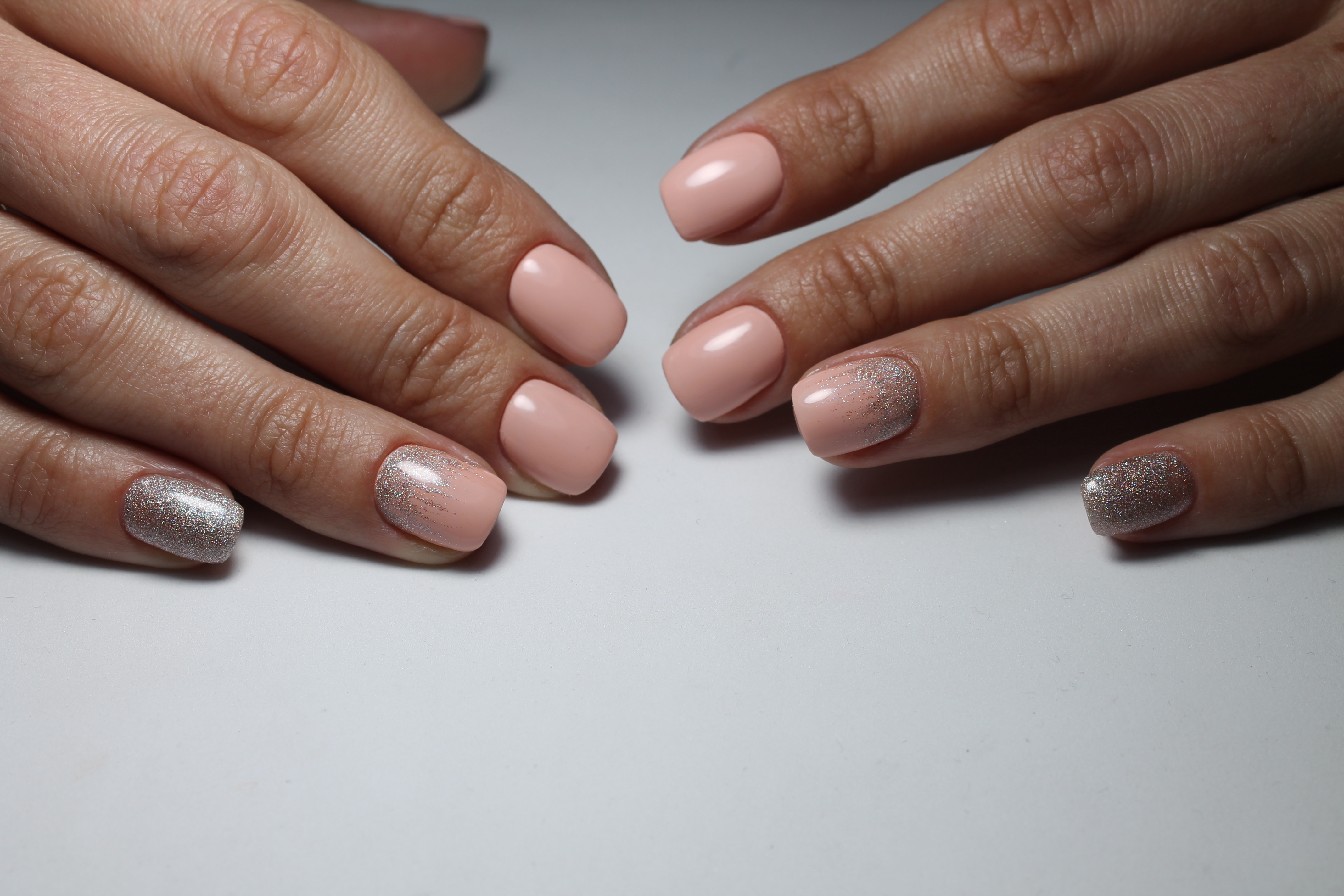 Манікюр на короткі нігті нюдовий з блискітками, фото -  Shiny Nails
