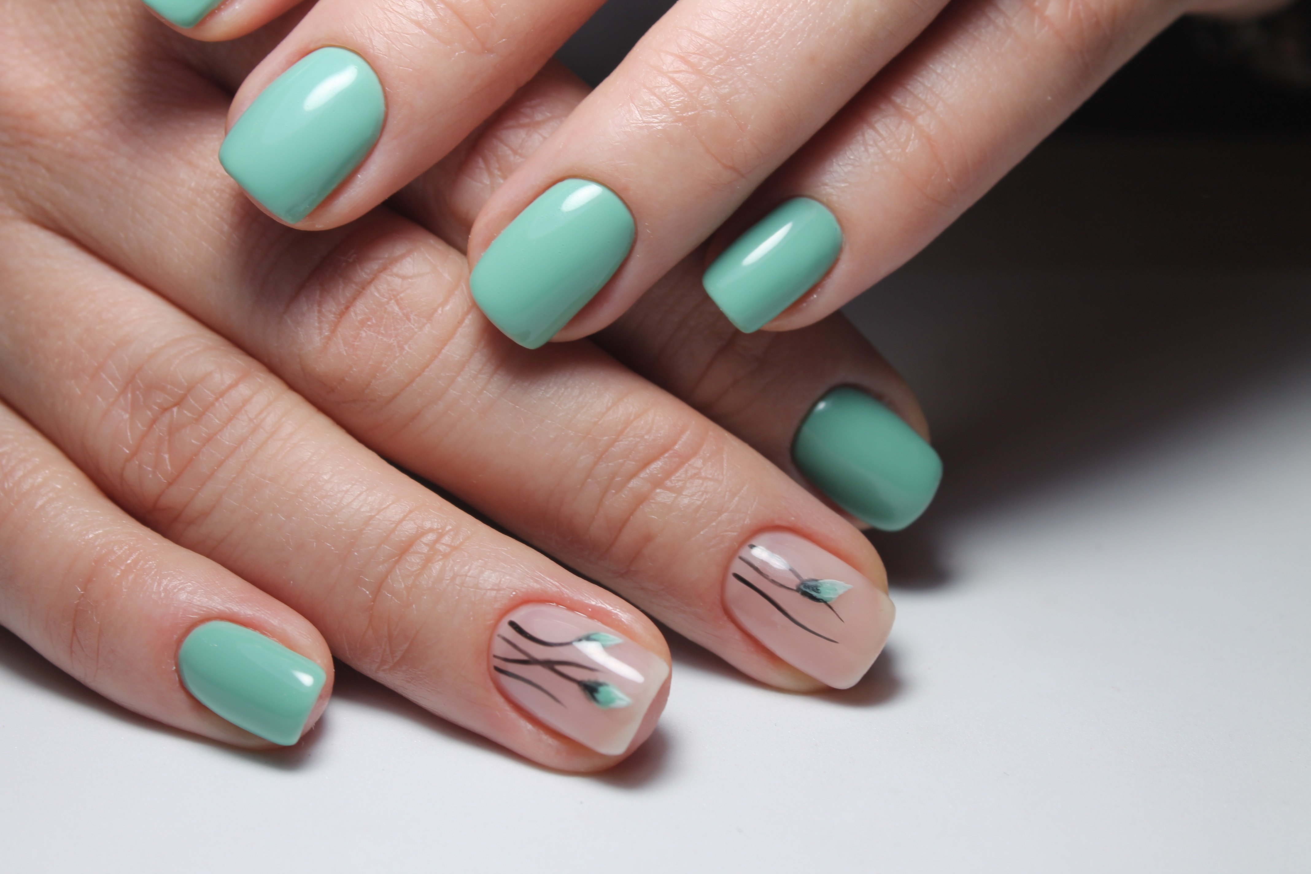 Ніжний манікюр з малюнком на квадратні нігті, фото -  Shiny Nails