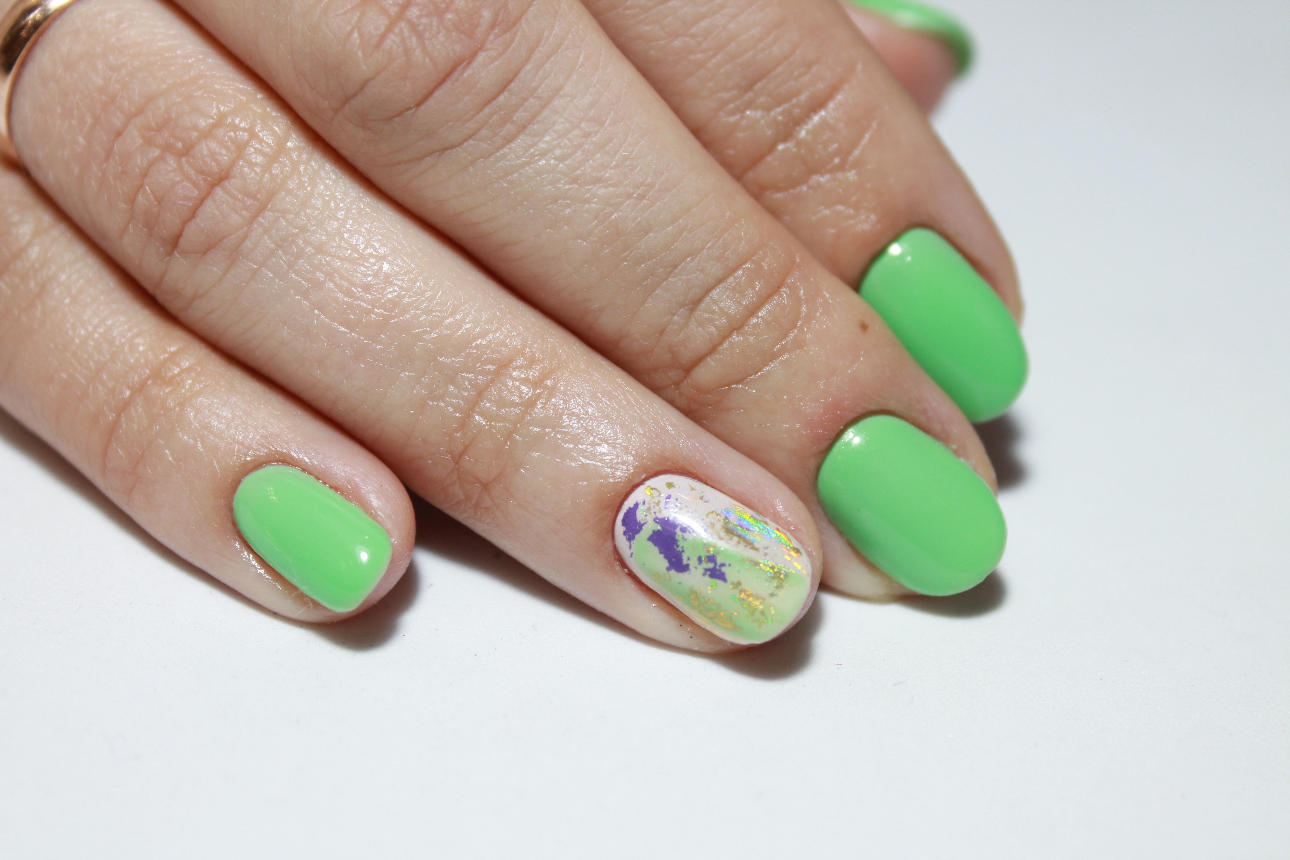Яркий маникюр с фольгой салатовый, фото -  Shiny Nails