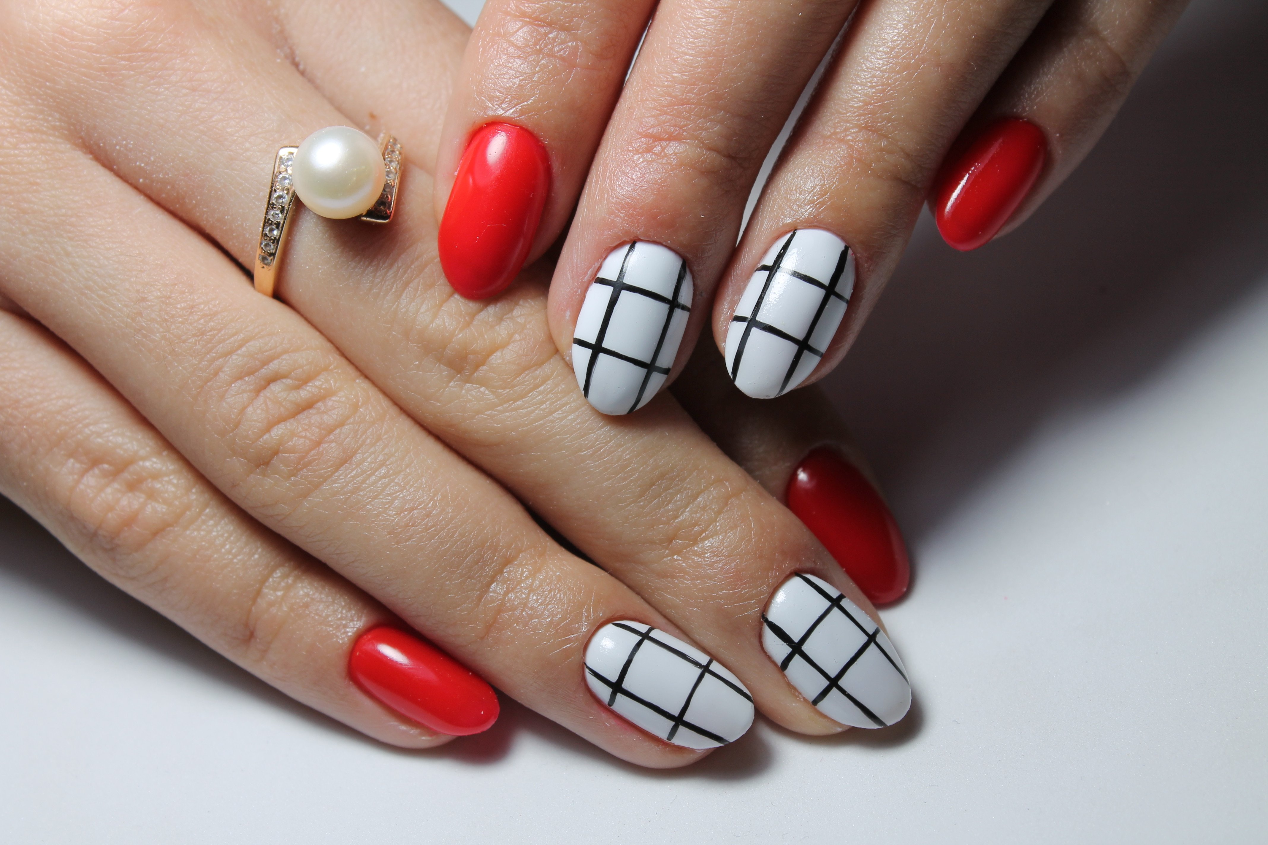 Красный маникюр геометрия с акцентом на один ноготь, фото -  Shiny Nails