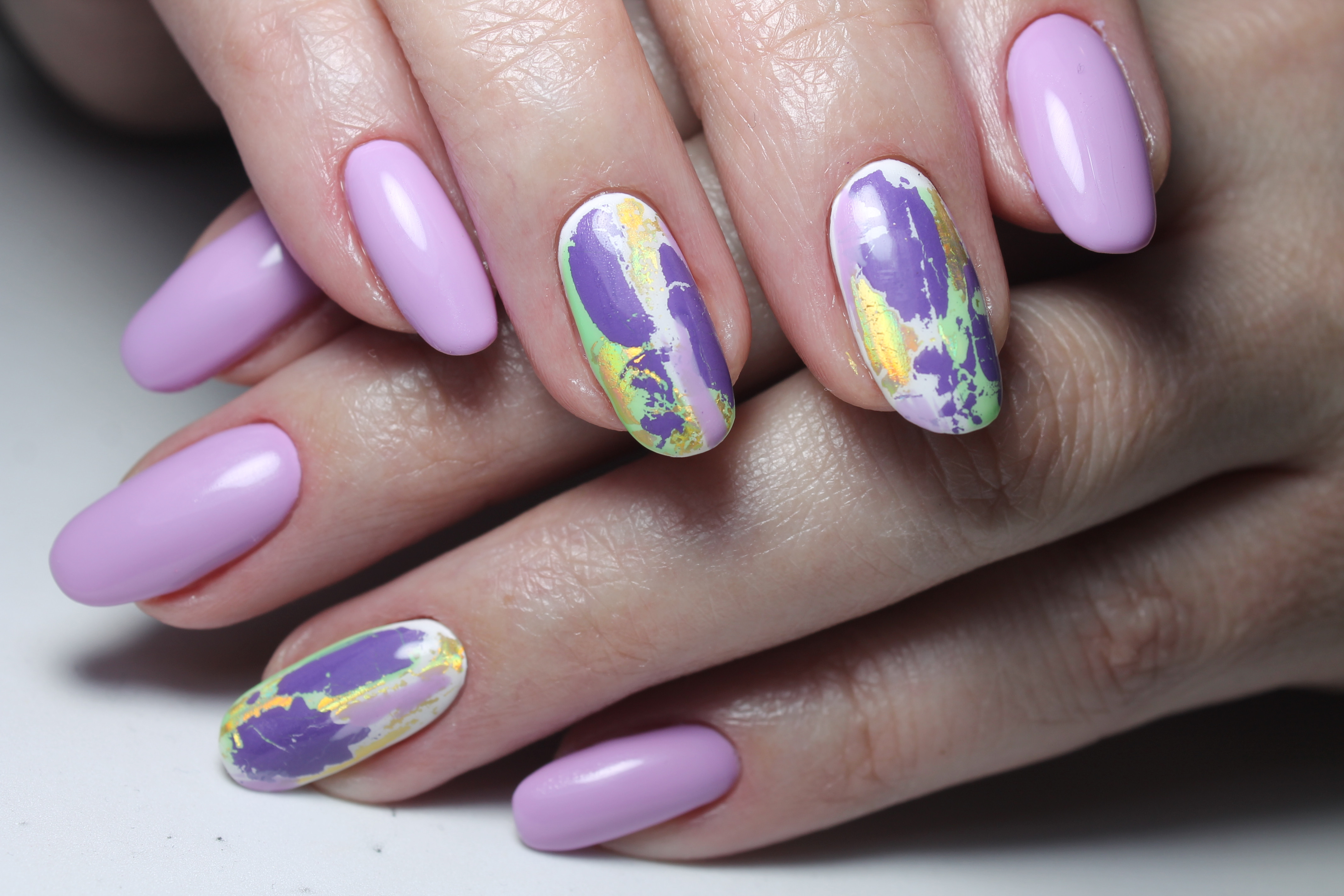 Сиреневый маникюр с фольгой абстракция, фото -  Shiny Nails
