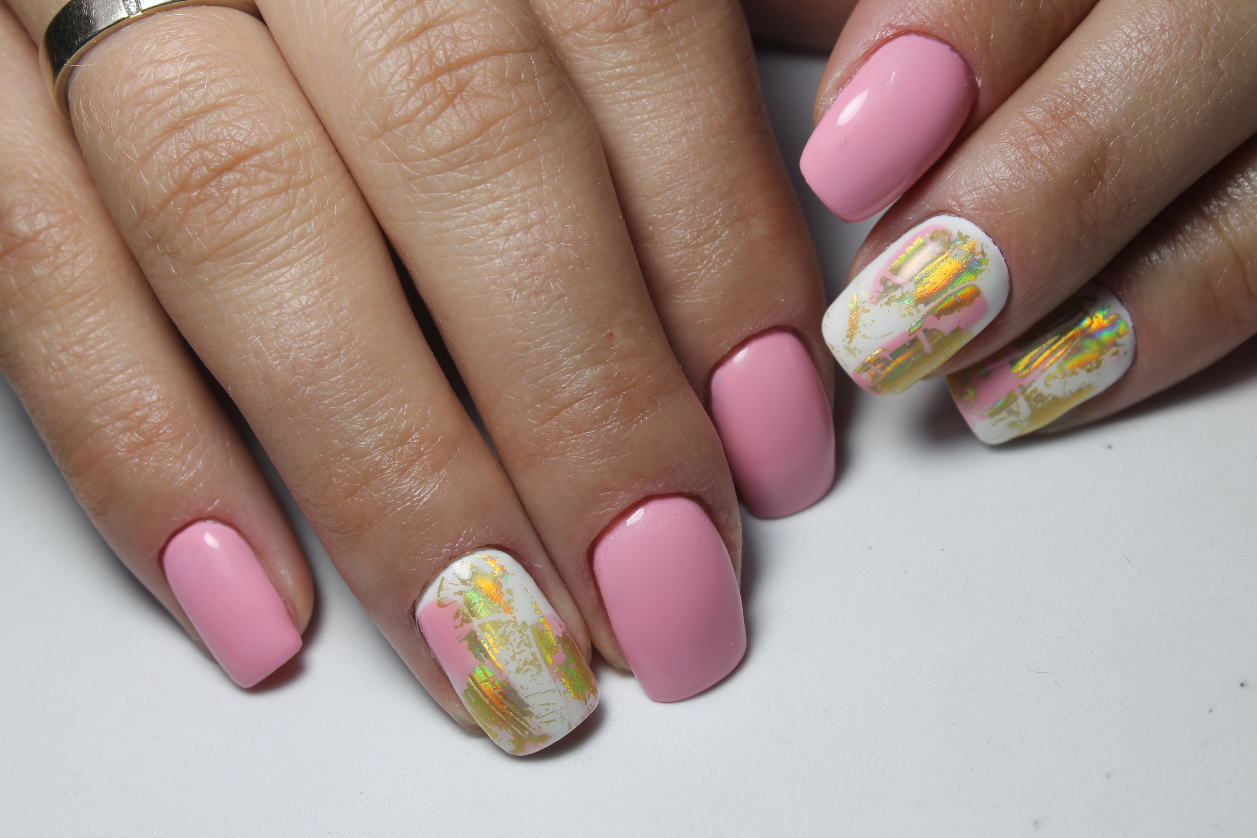 Розовый маникюр на квадратные ногти с фольгой, фото -  Shiny Nails
