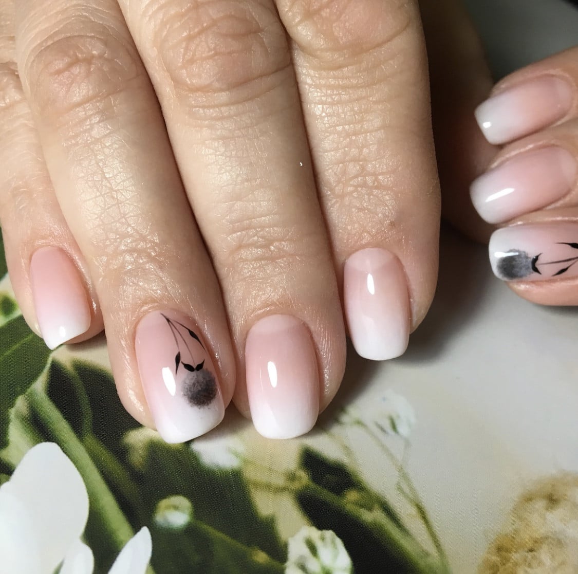 Нежный маникюр с рисунком светлый, фото - Студия красоты Just studio hair and nails
