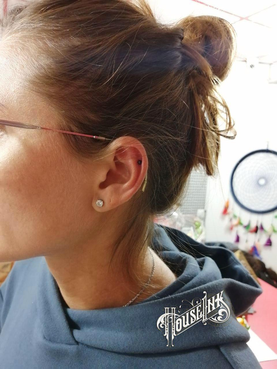 Пірсинг вуха мочки хелікс, фото - Тату салон HouseInk Tattoo Studio