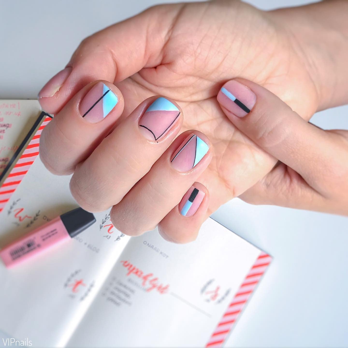 Нюдовий манікюр з малюнком геометрія, фото - Нігтьова студія Vip Nails