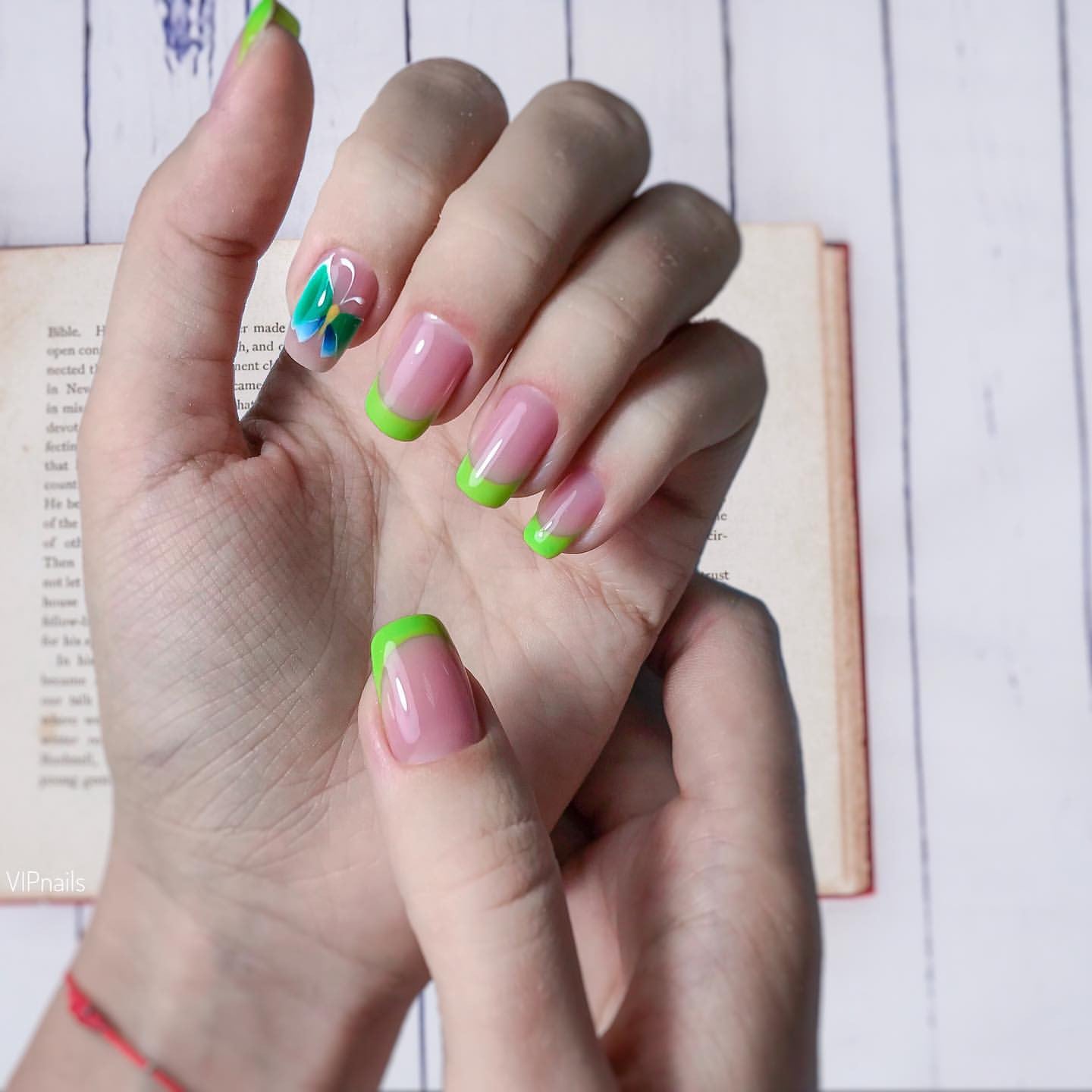 Французский маникюр с рисунком яркий, фото - Ногтевая студия Vip Nails