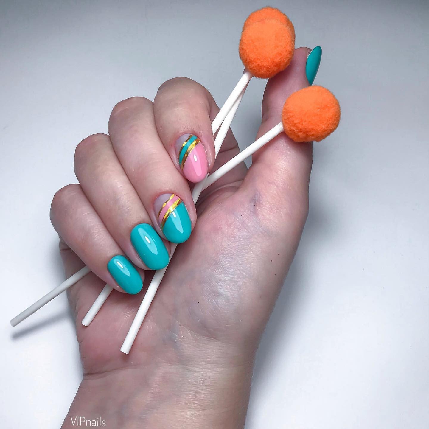 Яркий маникюр разноцветный с золотом, фото - Ногтевая студия Vip Nails