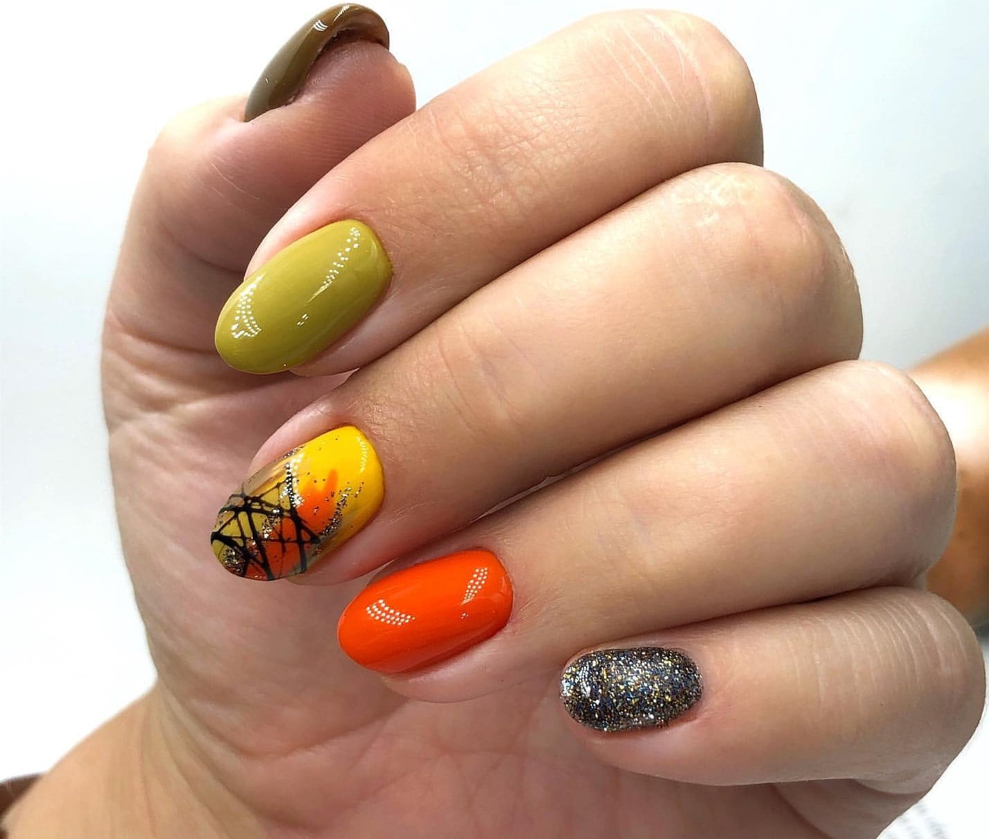 Маникюр осень с блестками рисунком, фото -  Elite Nails
