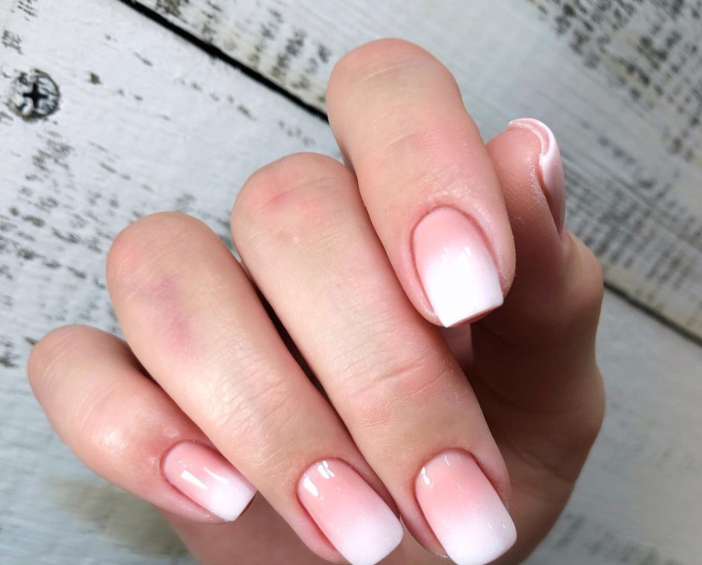 Білий манікюр ніжний рожевий, фото -  Elite Nails