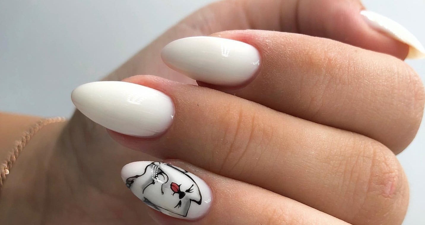 Білий манікюр з малюнком на овальні нігті, фото -  Elite Nails