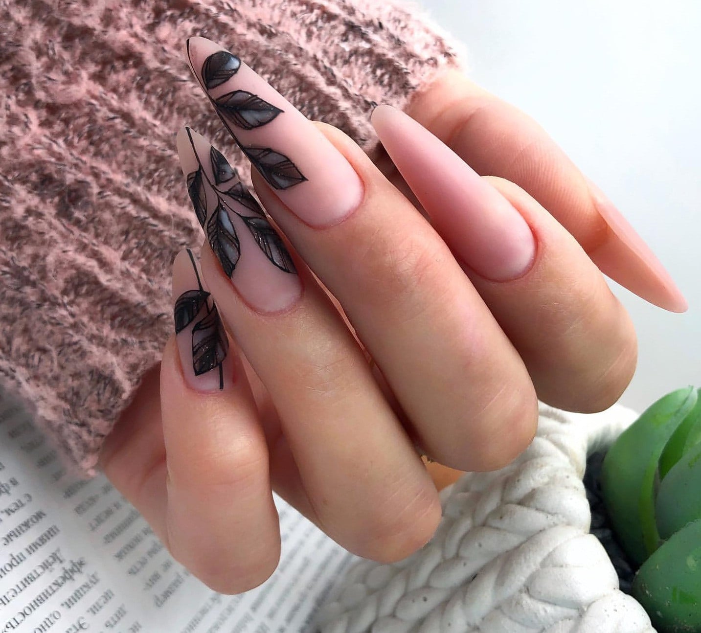 Нюдовий манікюр з малюнком на довгі нігті, фото -  Elite Nails