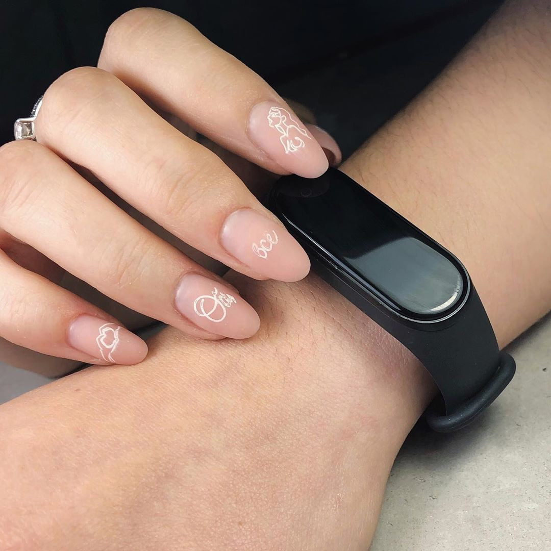 Нюдовий манікюр з малюнком бежевий, фото -  Rubi Nails Salon