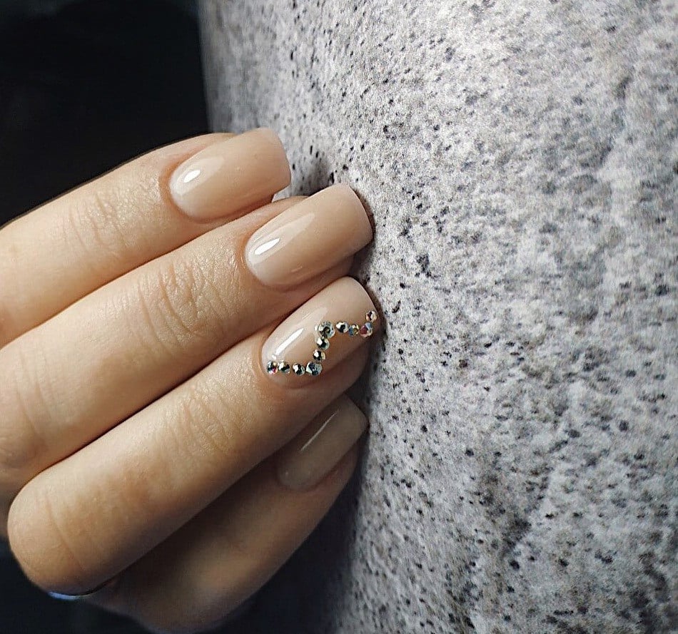 Нюдовый маникюр бежевый на квадратные ногти, фото -  Rubi Nails Salon