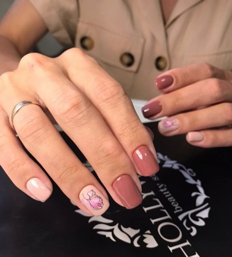 Нюдовый маникюр с рисунком бежевый, фото -  Hollywood beauty studio