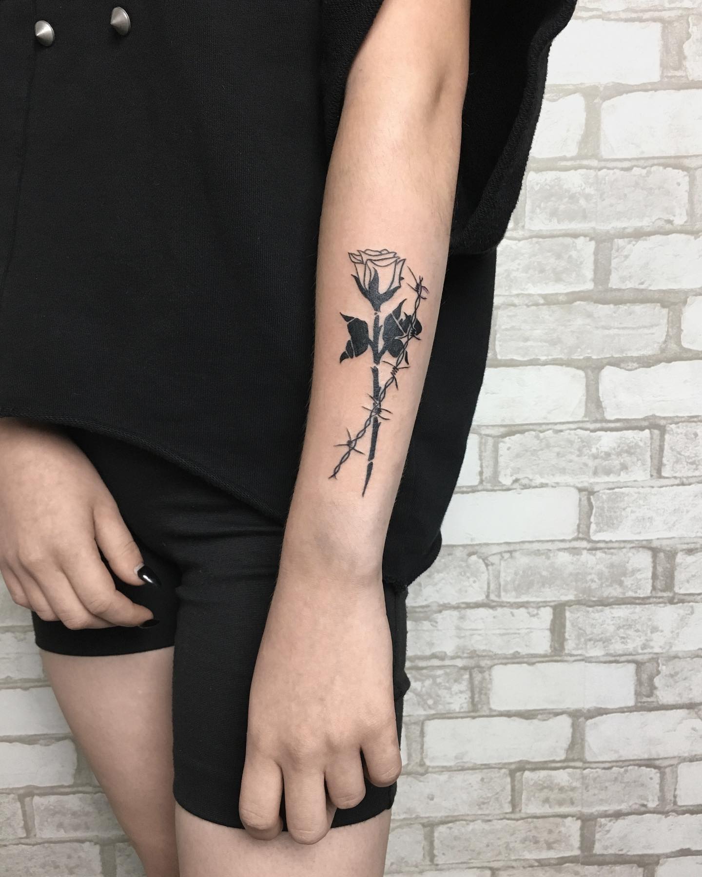 Для дівчат на передпліччі троянда, фото - Тату салон Dark Space Tattoo