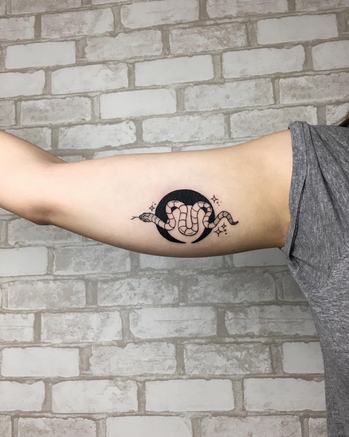 Для дівчат змія на передпліччі, фото - Тату салон Dark Space Tattoo