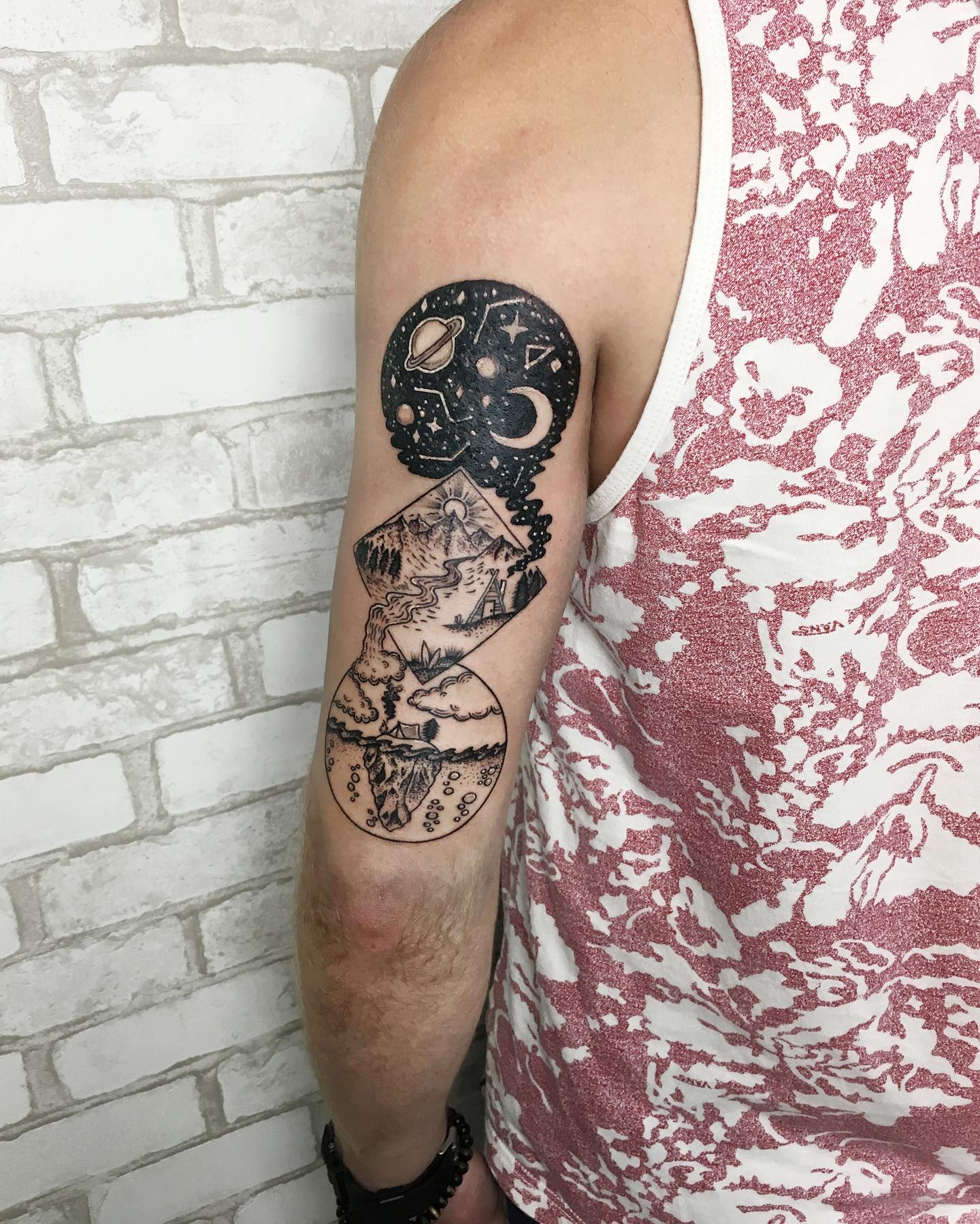Мужские на руке плече, фото - Тату салон Dark Space Tattoo