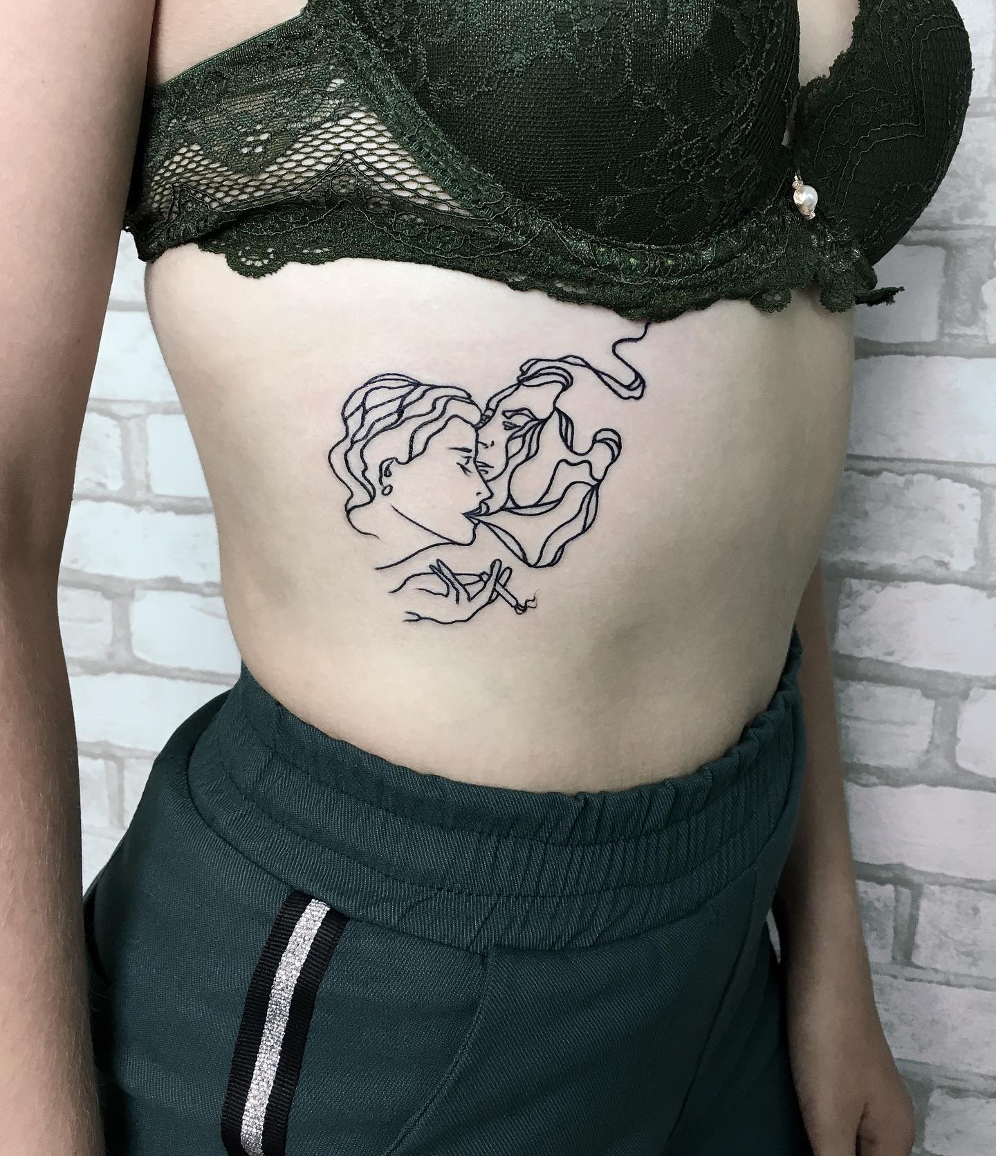 Женские черно-белые минимализм, фото - Тату салон Dark Space Tattoo