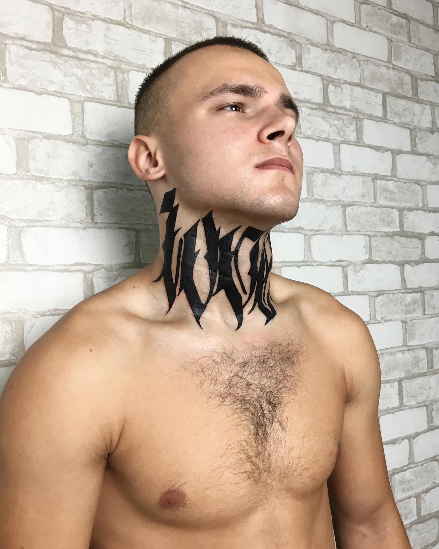 Мужские на шее черно-белые, фото - Тату салон Dark Space Tattoo