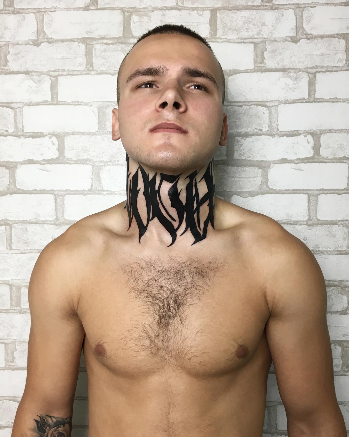 Мужские на шее черно-белые, фото - Тату салон Dark Space Tattoo