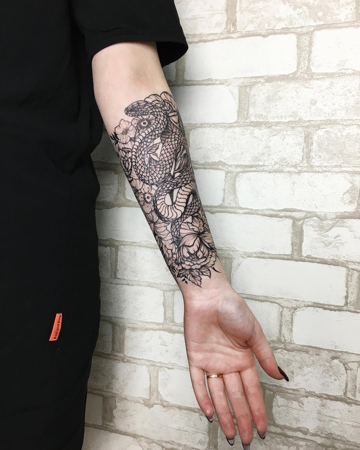 Для дівчат змія на передпліччі, фото - Тату салон Dark Space Tattoo