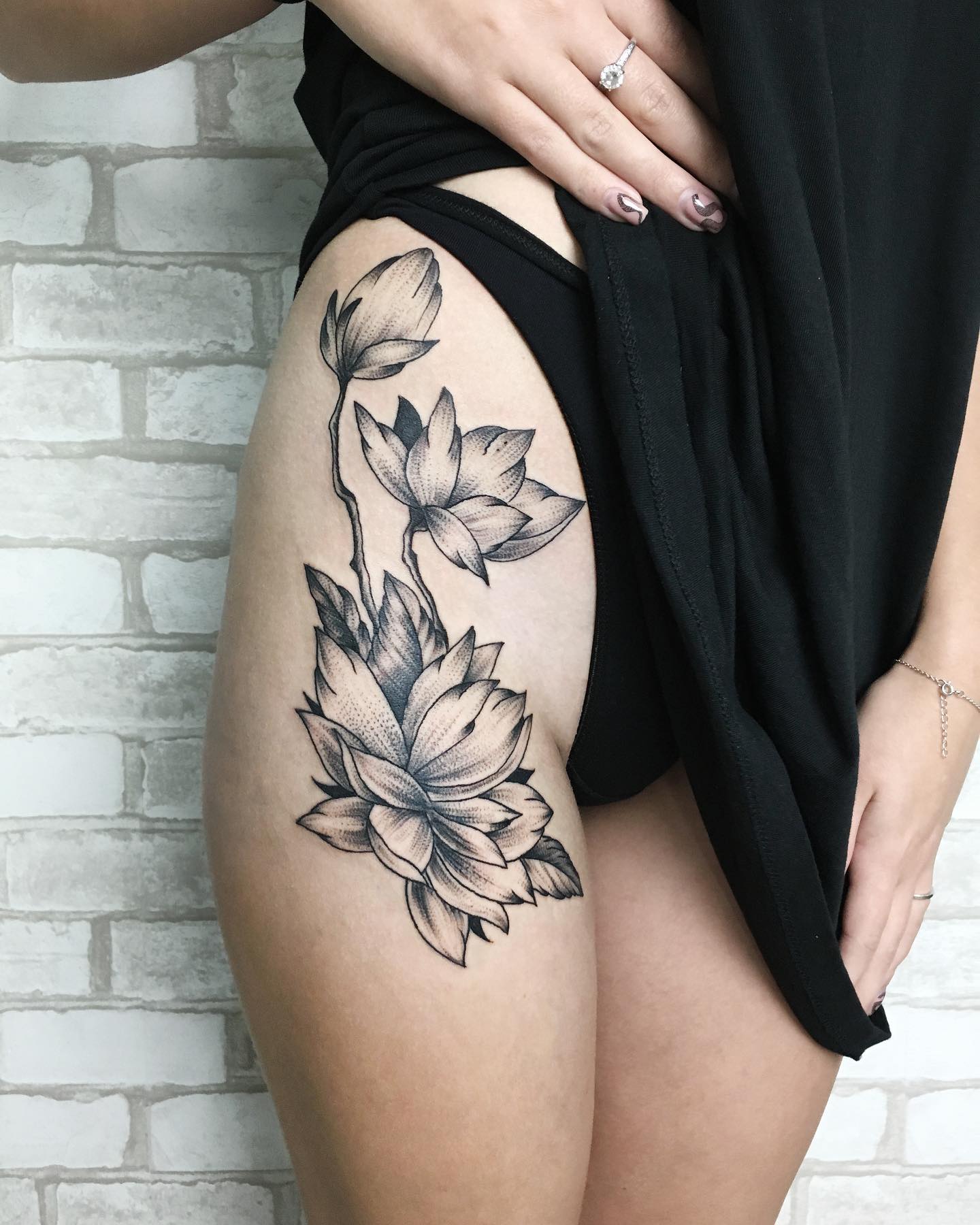 Для дівчат чорно-білі квіти, фото - Тату салон Dark Space Tattoo