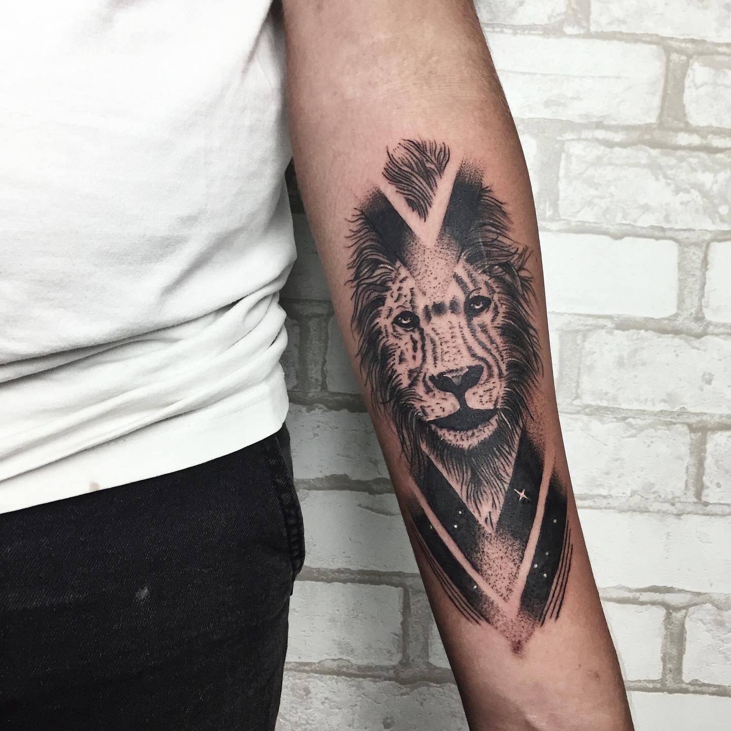 Мужские на предплечье реализм, фото - Тату салон Dark Space Tattoo