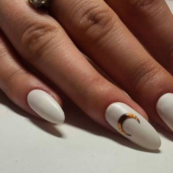 Белый маникюр с луной