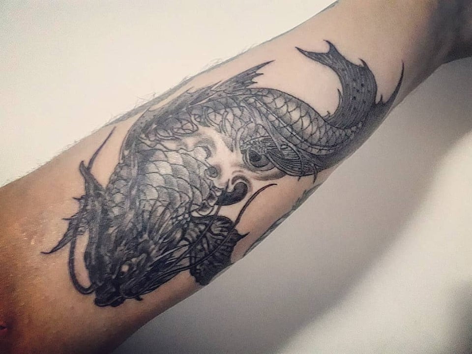 Для хлопців на передпліччі чорно-білі, фото -  Black & White Ink