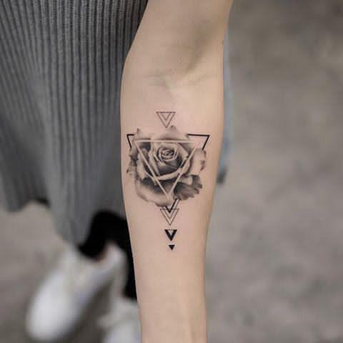 Женские на предплечье роза, фото - Тату салон HouseInk Tattoo Studio
