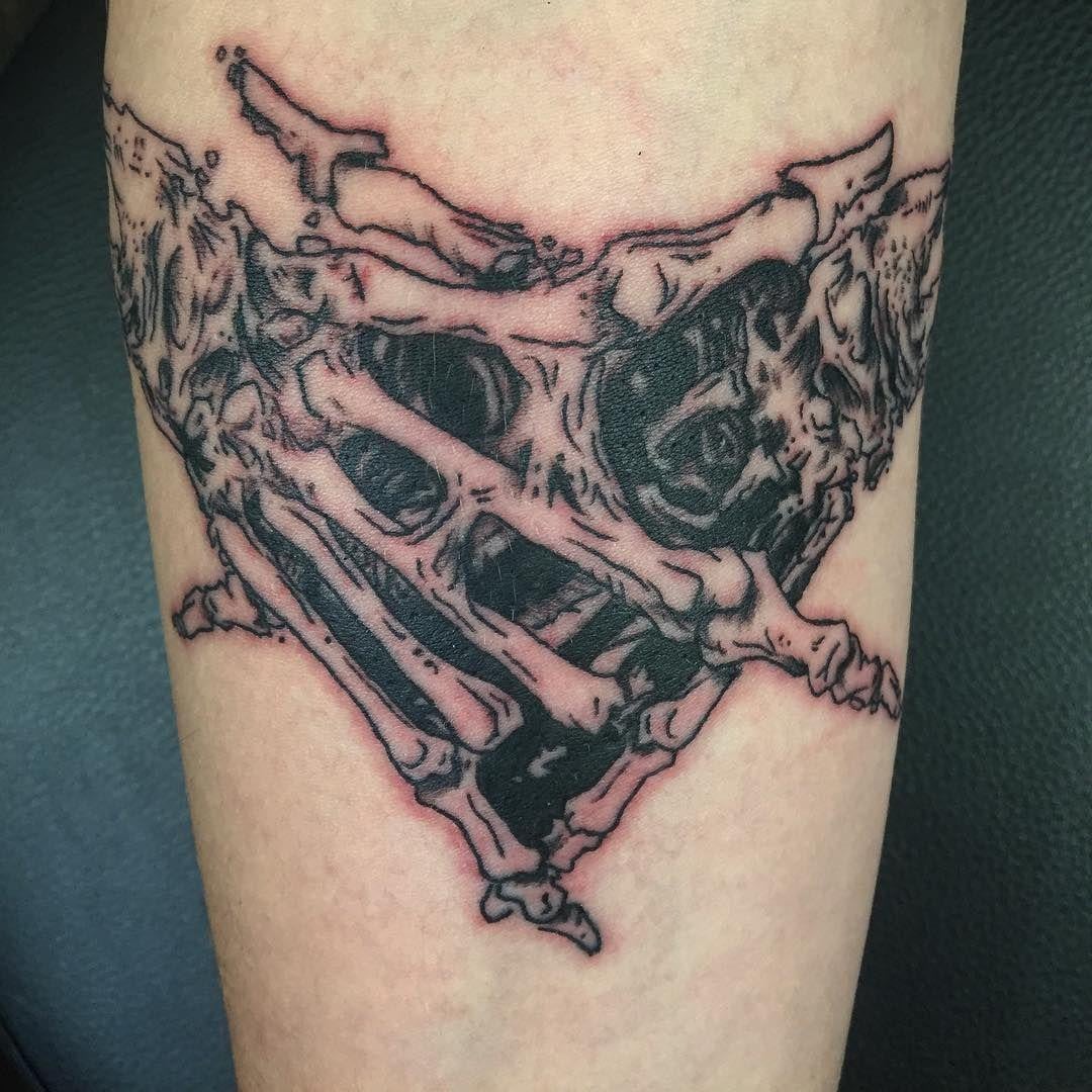 На руке череп черно-белые, фото - Тату салон HouseInk Tattoo Studio