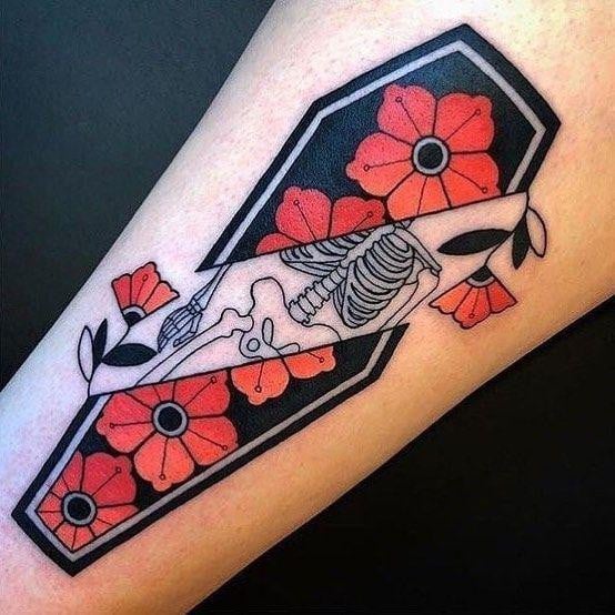 Женские на ноге череп, фото - Тату салон HouseInk Tattoo Studio