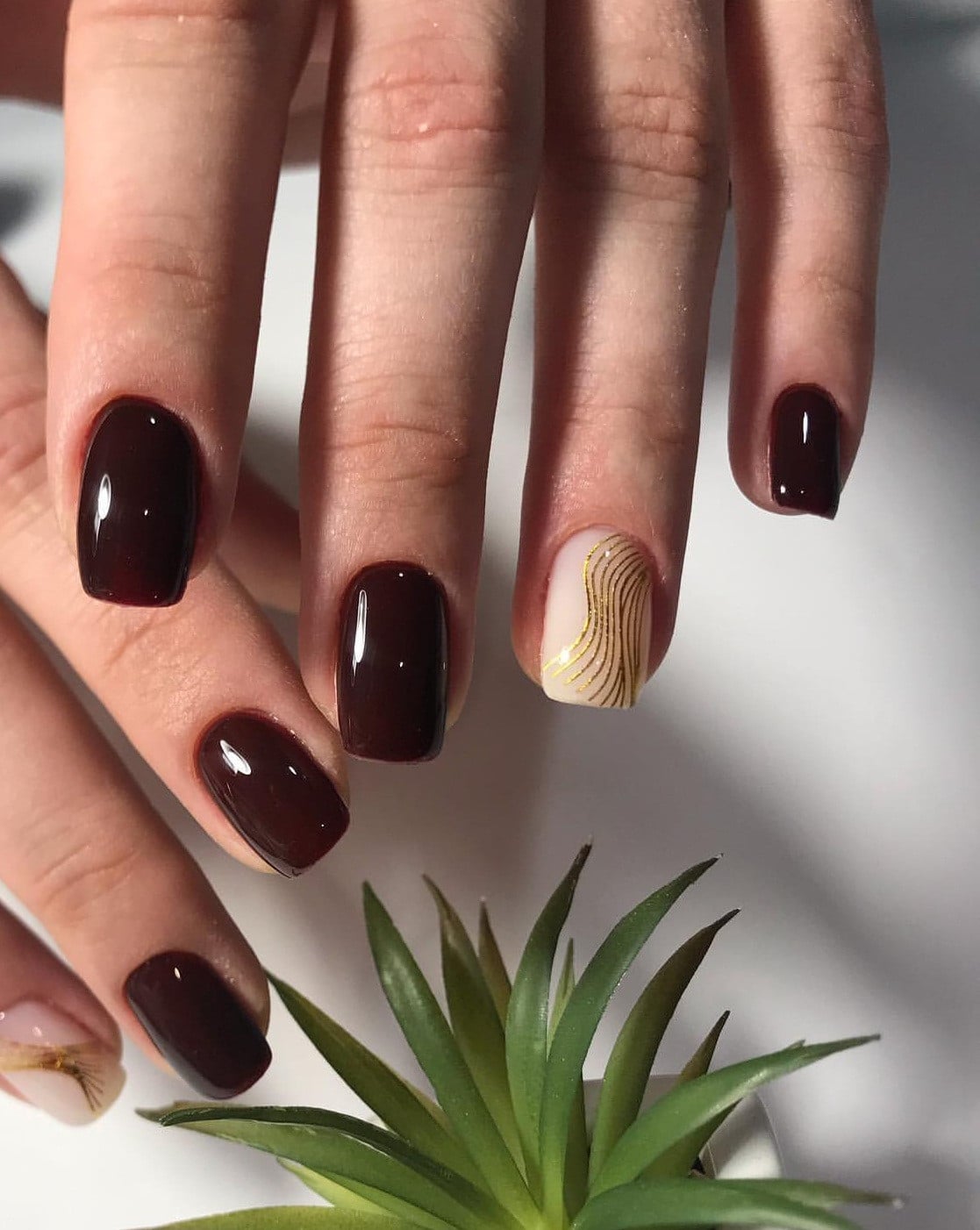 Бордовий манікюр на квадратні нігті темний, фото - Студія краси Beauty Room by Mira