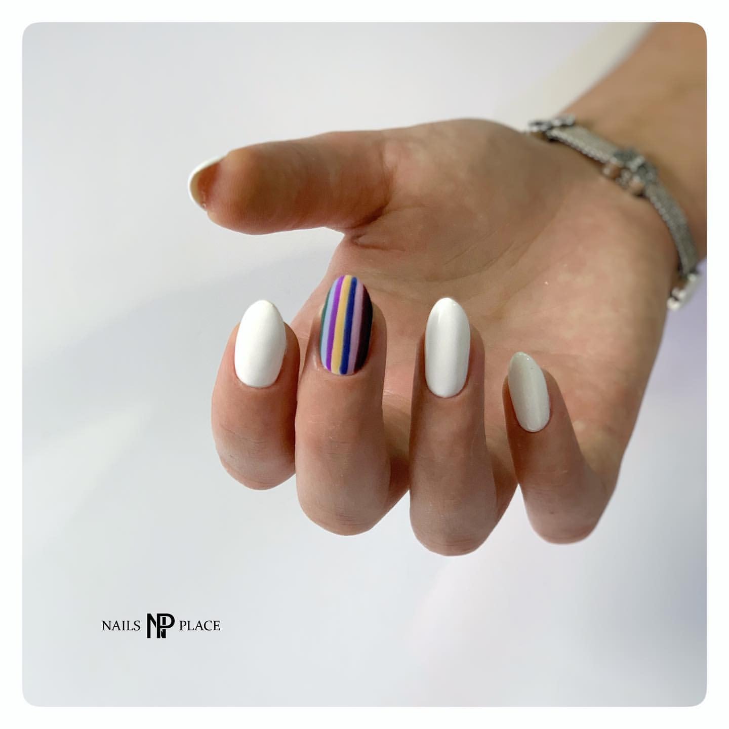 Белый маникюр разноцветный с полосками, фото - Ногтевая студия Nails Place
