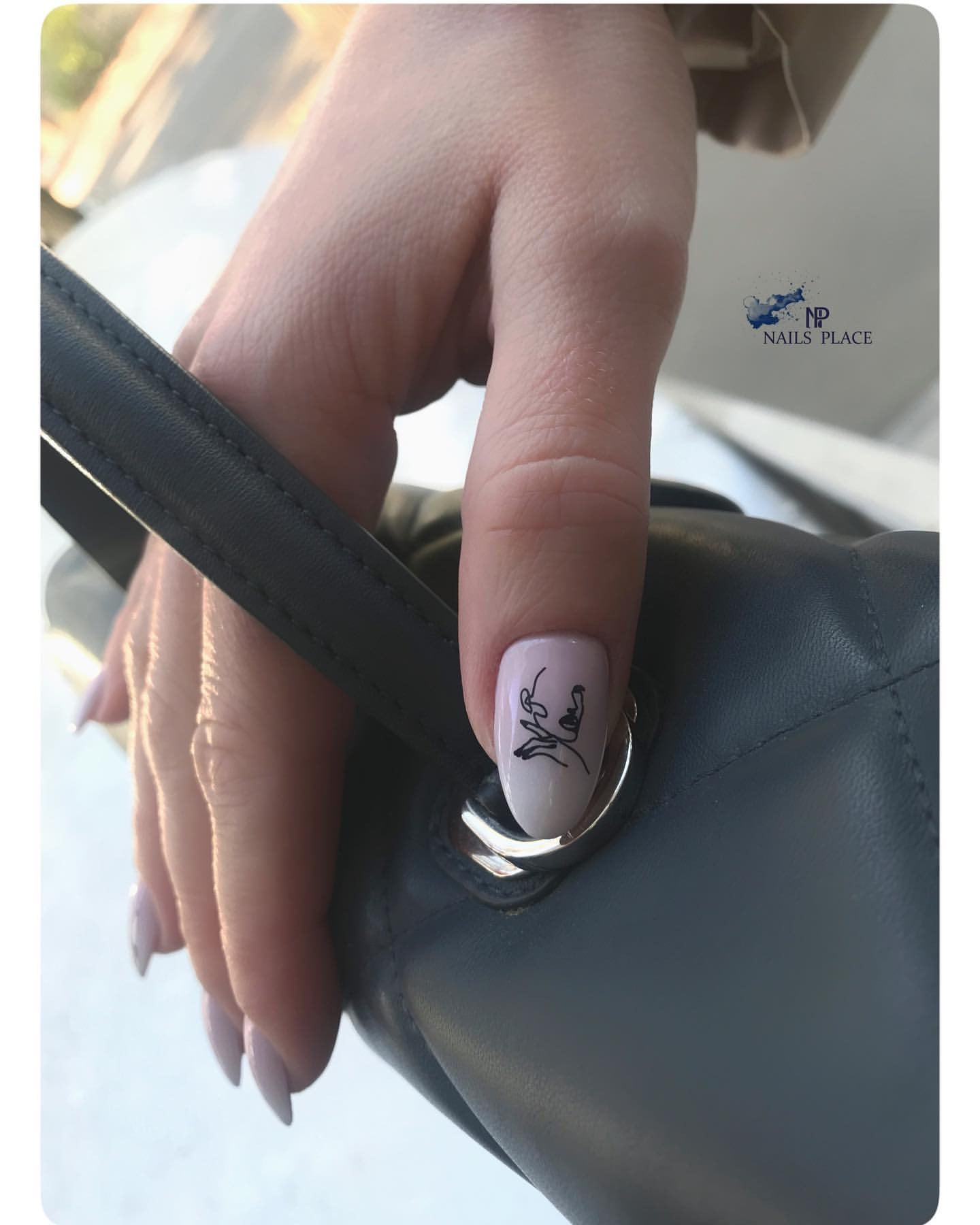 Нежный маникюр нюдовый с рисунком, фото - Ногтевая студия Nails Place