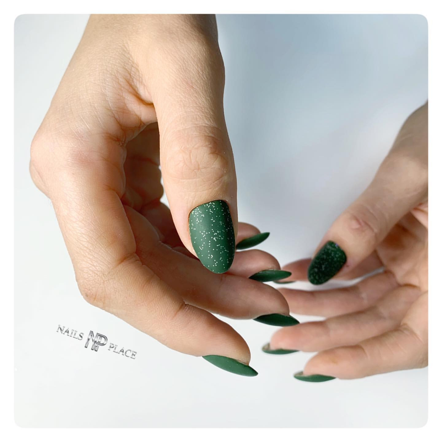 Маникюр с рисунком матовый зеленый, фото - Ногтевая студия Nails Place