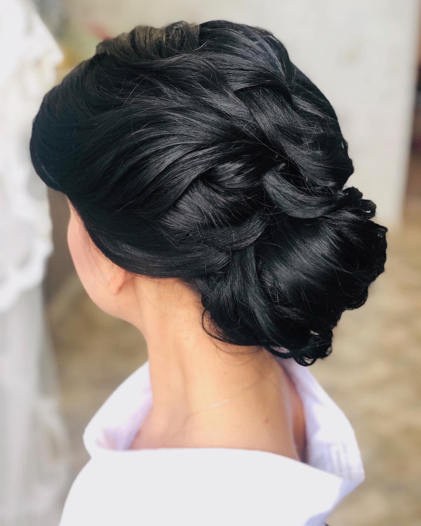 Укладка волосся чорне зачіска пучок, фото - Студія краси Beauty Stars