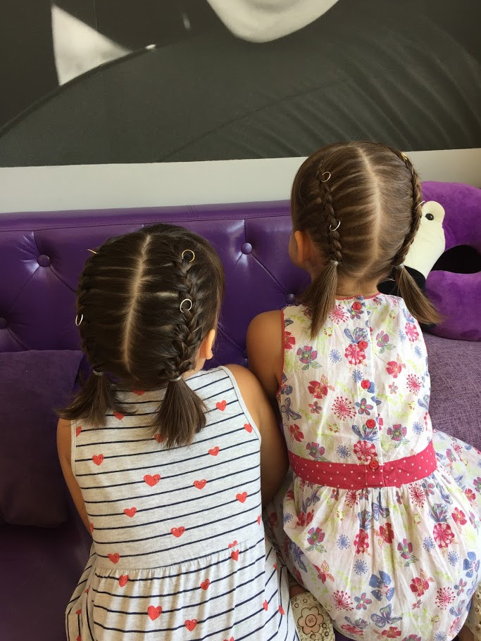 Укладка волосся стрижка для дівчинки плетіння, фото - Студія краси Bambinos