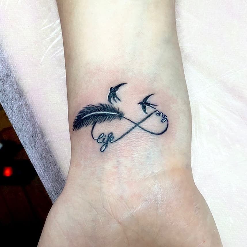 Для дівчат на зап'ясті чорно-білі, фото - Тату салон Gorgona tattoo & piercing studio