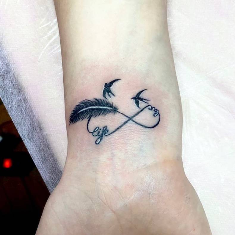 Для дівчат на зап'ясті чорно-білі, фото - Тату салон Gorgona tattoo & piercing studio