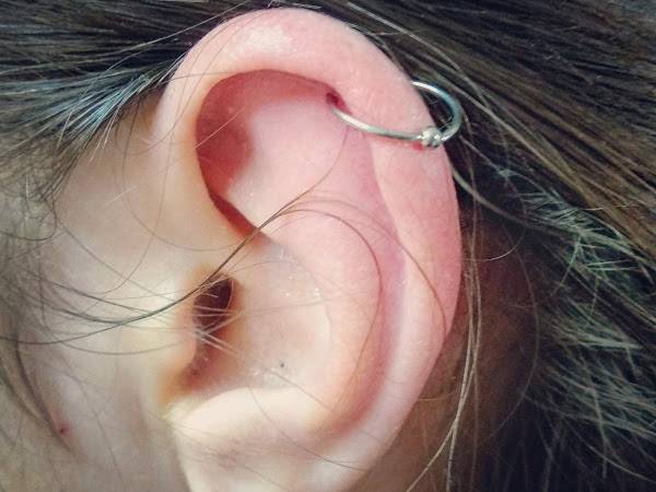 Пірсинг вуха хелікс, фото - Тату салон Gorgona tattoo & piercing studio