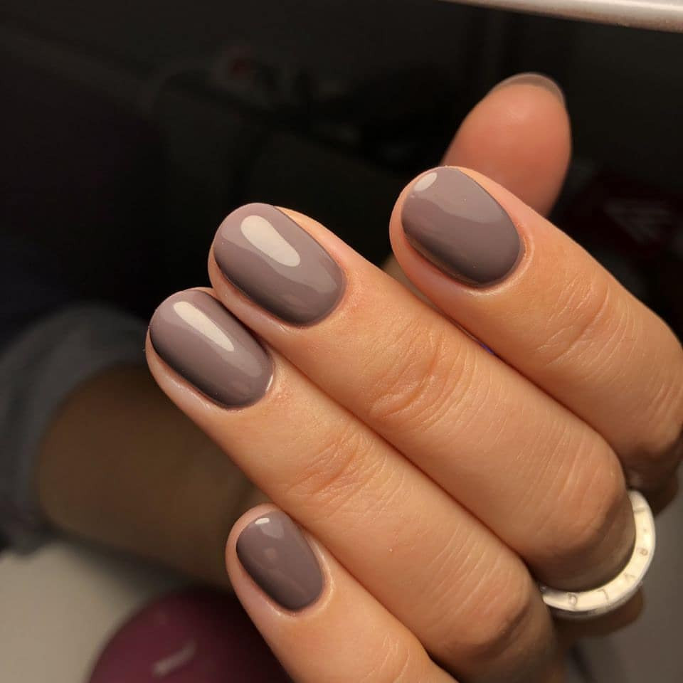 Нюдовый маникюр бежевый однотонный (монохромный), фото - Студия красоты Kensy