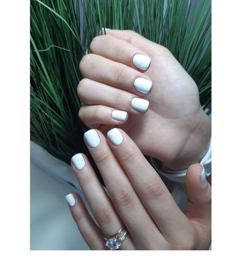 Белый маникюр на короткие ногти квадратные, фото -  Mary Ann Nails