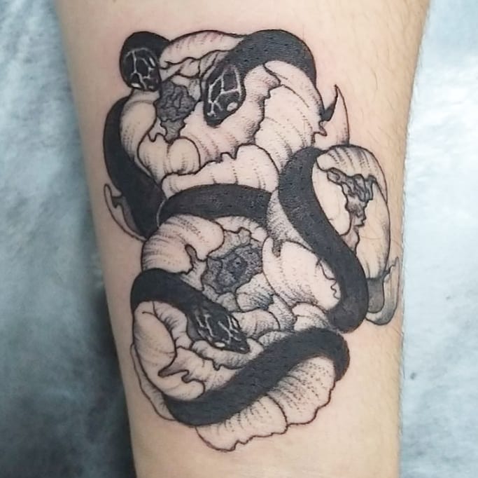 Змія на нозі чорно-білі, фото - Тату майстер Анна Шпичка
