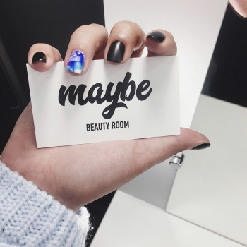 Синий маникюр темный абстракция, фото - Салон красоты Maybe Beauty Room