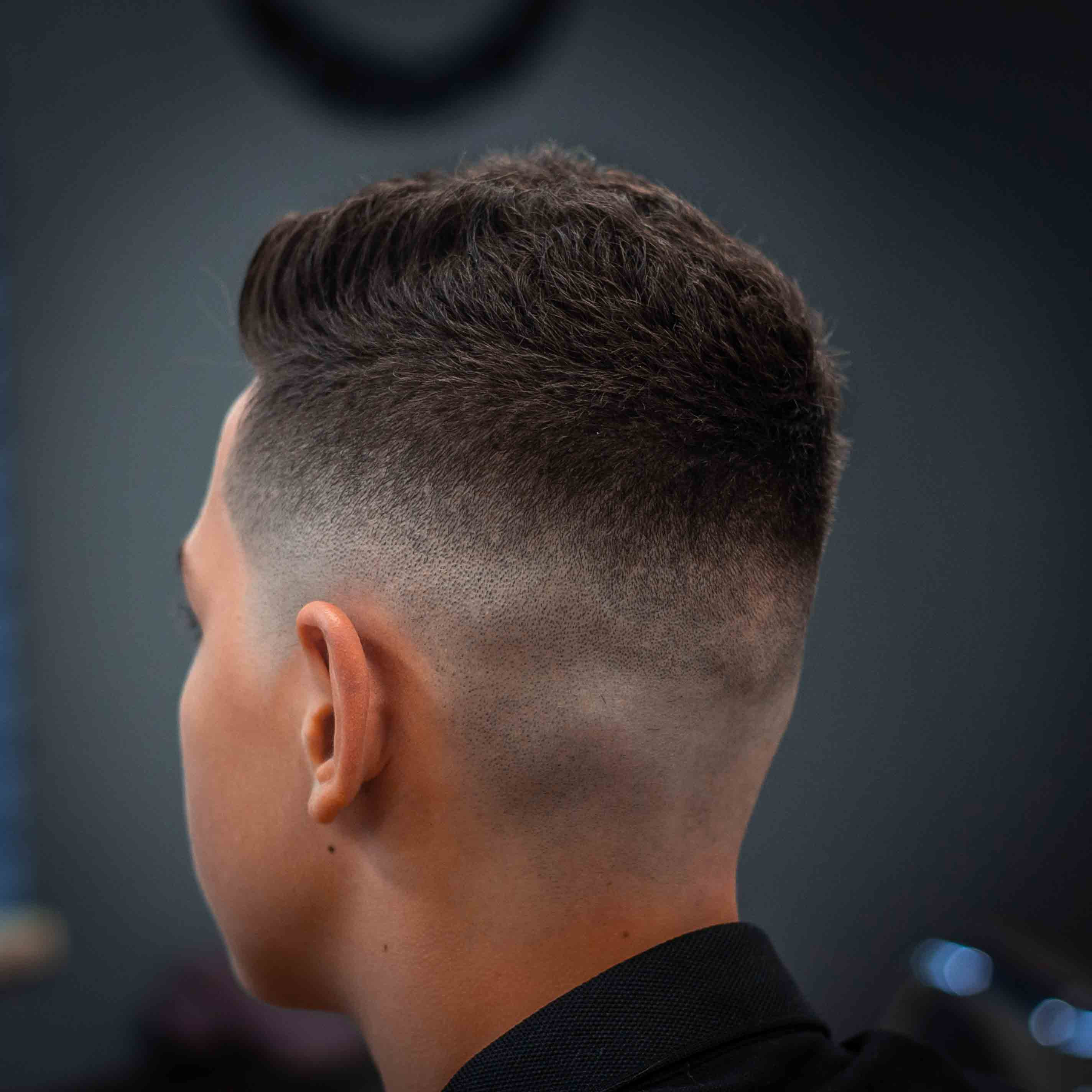 Чоловіча стрижка на коротке волосся фейд, фото -  DIKIY Barbershop